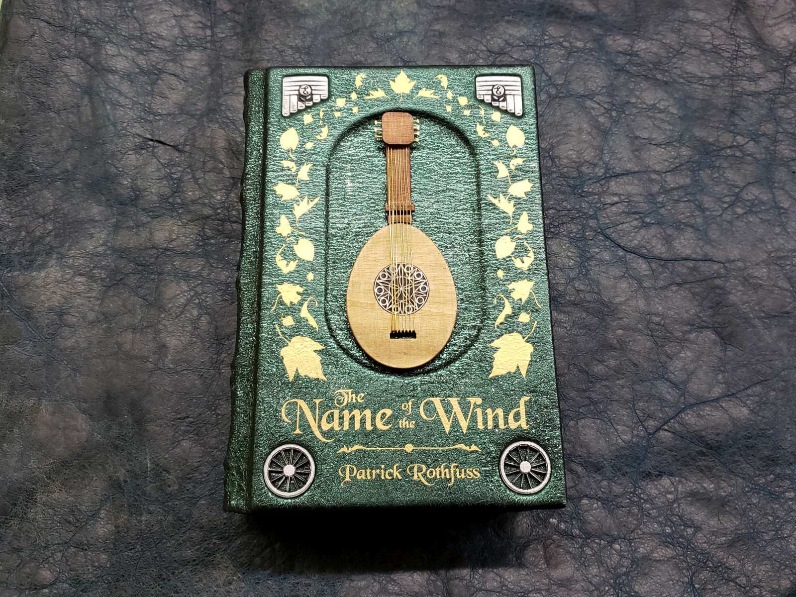 https://geekifyinc.com/wp-content/uploads/2019/11/The-Name-of-the-Wind-Patrick-Rothfuss-Leatherbound-Leather-Book-Collectors-Edition-3.jpg